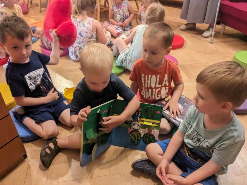 3 latki w bibliotece - zdjęcie 10