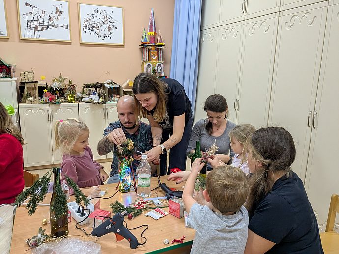 Warsztaty plastyczne „Świąteczna lampa” grupy 4 latków