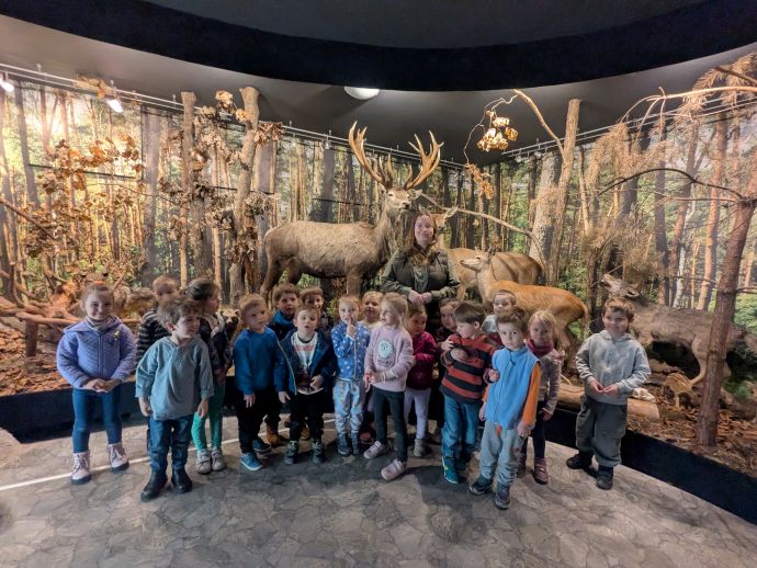 Wycieczka grupy 4 latków do Izby Leśnej w Niepołomicach